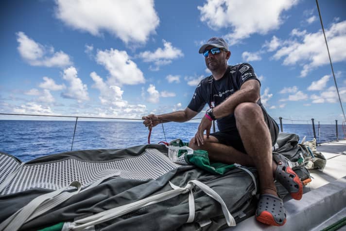   Lo skipper David Witt può tirare un sospiro di sollievo: Alex Gaugh è stato rapidamente ripescato dall'acqua e il suo team continua a guidare la flotta sulla rotta per Hong Kong.
