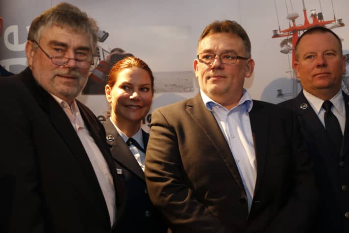   Les deux rescapés, Karl-Heinz Meer senior et Karl-Heinz Meer junior, au milieu desquels se trouve le sergent Isabelle Klier-Graham, employée de l'Air Force allemande. Elle a fait office de traductrice lors de l'opération de sauvetage et a continué à s'occuper des Meer après leur sauvetage.