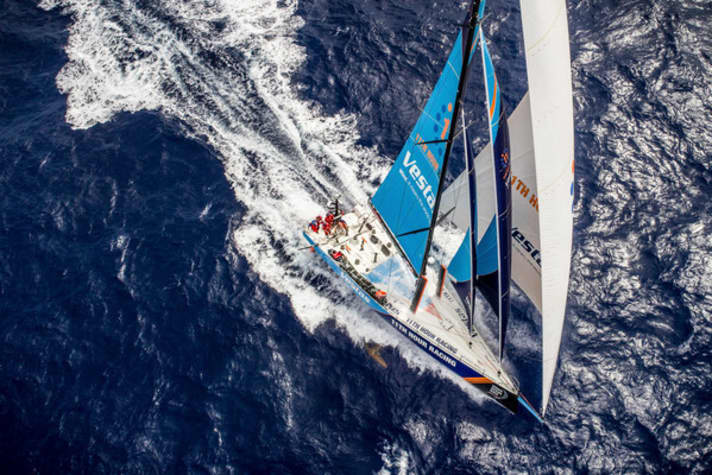   Encore en course ici, l'équipe Vestas 11th Hour Racing a dû abandonner l'étape 4 après une collision.