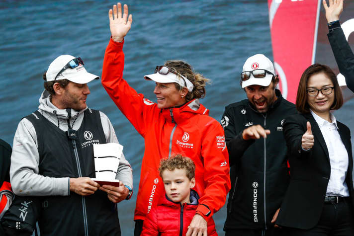   Le skipper Charles Caudrelier, sa régleuse et barreuse Carolijn Brouwer (avec son fils Kyle) et le Dongfeng Race Team font jeu égal avec l'équipe espagnole Mapfre.