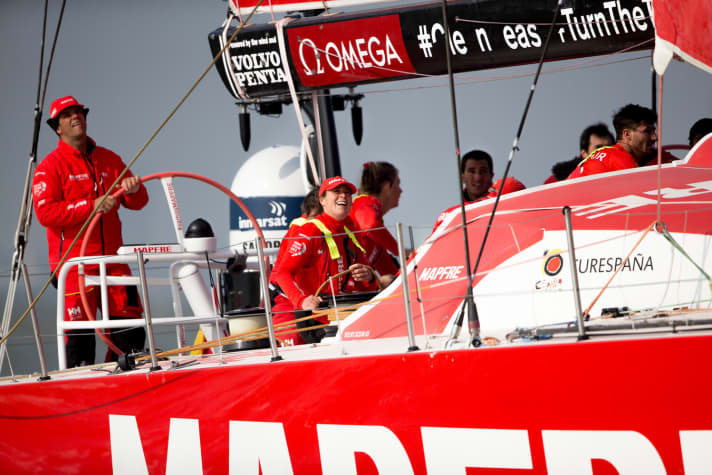   L'équipe espagnole Mapfre prend la tête du classement général et du classement des courses portuaires après sa victoire devant Guangzhou.