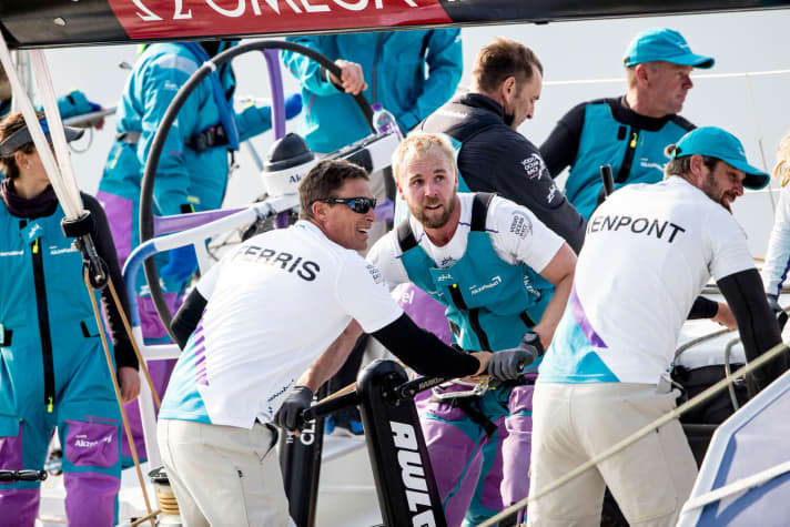   Un avvincente duello con Team Brunel per il secondo posto: il Team AkzoNobel di Simeon Tienpont nella regata portuale al largo di Guangzhou