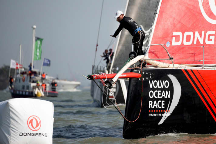   Symbolbild für einen gründlich verpatzten Segeltag: Die Lokalmatadoren von Charles Caudreliers Dongfeng Race Team eröffneten das Hafenrennen vor heimischem Publikum mit einem Frühstart. Beim Versuch der Bereinigung blib das Team auf dem roten Boot dann in der Ankerkette der Startbegrenzung hängen…
