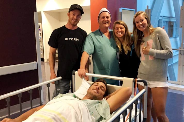   Felici che Christian Peter Lübeck possa tornare a sorridere dopo l'incidente e l'operazione: Jamie Ryan (fidanzata di Lübeck), Gemma Jones (velista neozelandese di Nacra17), il medico curante dell'ospedale neozelandese e l'allenatore Coen de Koning (da destra).