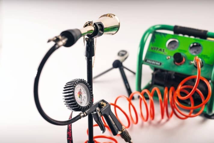 All horns had to sound from an adjustable compressed air tank