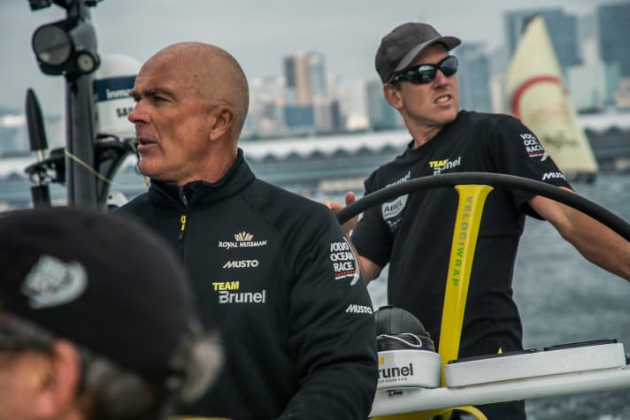   Entscheidung aus Erfahrung: In Starts und auf vielen anderen Passagen überlässt Brunels Skipper Bouwe Bekking seinem "Golden Boy" Peter Burling oftmals das Steuer. Burling hat nicht nur Olympia-Gold im 49er, sondern danach auch den America's Cup für Neuseeland gewonnen