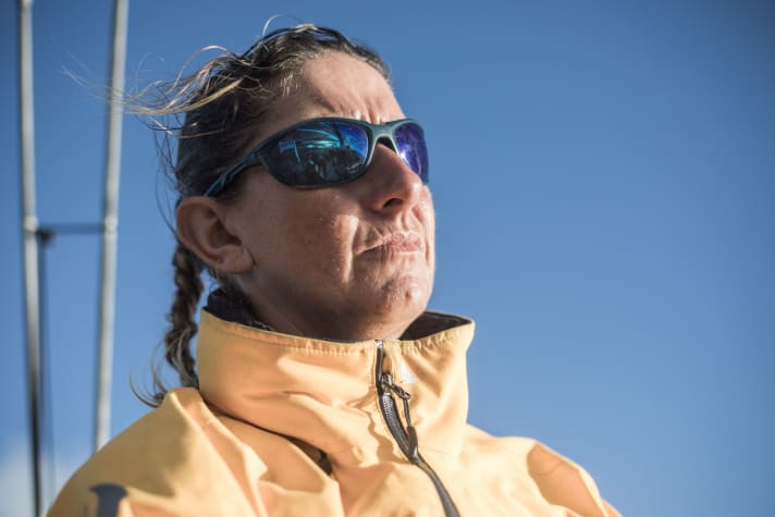   Pendant plusieurs jours, sa jeune équipe s'est montrée en grande forme lors de cette sixième étape vers la Nouvelle-Zélande, à portée de vue des meilleures équipes. Mais mardi, l'équipe Turn the Tide on Plastic de Dee Caffari a d'abord été reléguée à la dernière place.