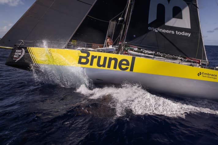   Rückte am Dienstagvormittag mit dem neuen schnellen Großsegel wieder auf Platz drei vor: Bouwe Bekkings Team Brunel am siebten Tag der sechsten Etappe. Dass das Wetter wärmer wird, ist auch zu sehen…