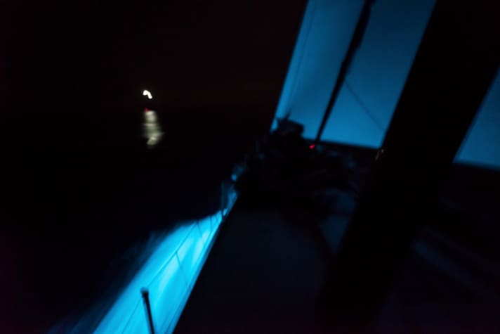   Même la nuit, les équipes se battent à vue pour chaque mètre.