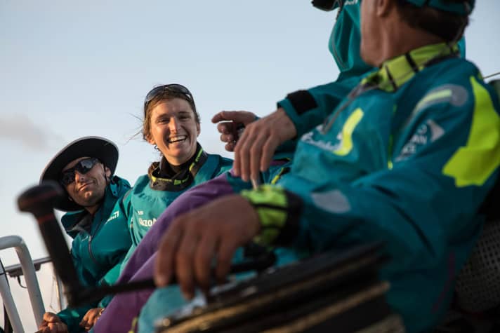   Gute Laune an Bord: Simeon Tienponts Team AkzoNobel hat auf Etappe 6 die Führung erkämpft