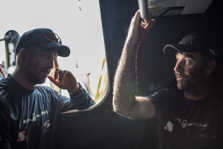   Toujours bien positionné et en embuscade : l'équipe Sun Hung Kai / Scallywag. Ici le skipper David Witt s'entretient avec Ben Piggot