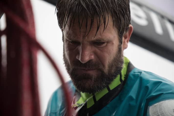   Il suo volto mostra le fatiche della tappa in corso: lo skipper di AkzoNobel Simeon Tienpont