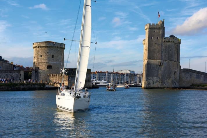   Deux imposantes tours de défense flanquent l'entrée du vieux port de La Rochelle
