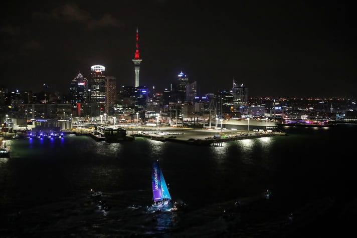   AkzoNobel gewinnt Etappe 6 nach Auckland, erreicht den Viaduct Harbour als erstes Team