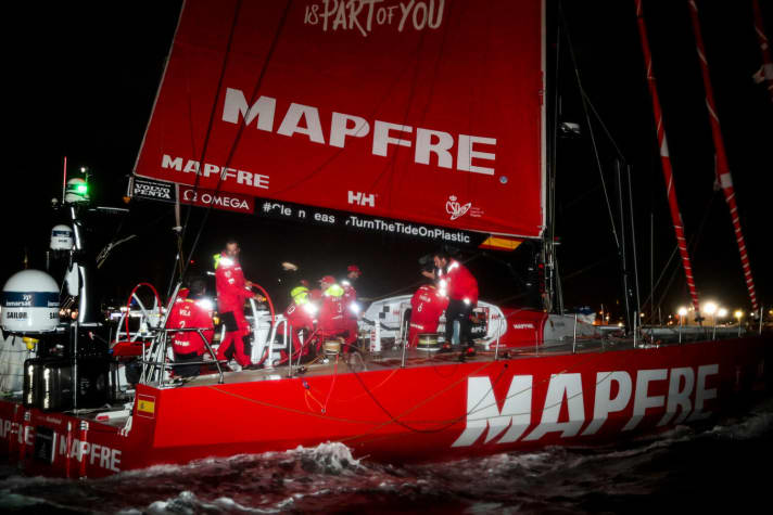   Im Endspurt Platz drei erkämpft: Das in der Gesamtwertung führende spanische Team Mapfre bleibt deswegen Spitzenreiter bei dieser Auflage des Volvo Ocean Race