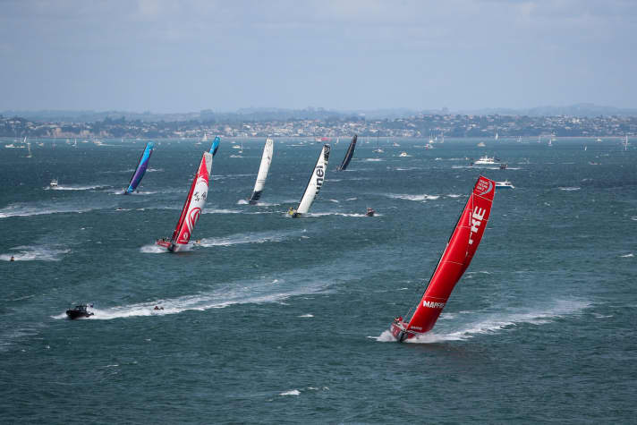   Une navigation impressionnante au large d'Auckland : dans 20 nœuds de vent, les équipes ont fait du départ de la 7e étape un véritable plaisir pour les marins.