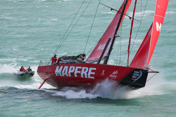   Speeding VO65 yachts in almost perfect sailing conditions: "Mapfre" won the start