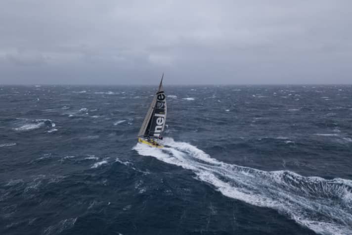   Nel grigio tipico dell'Oceano Meridionale: Team Brunel guida la flotta nella regata di dislocamento lungo il bordo di ghiaccio domenica mattina