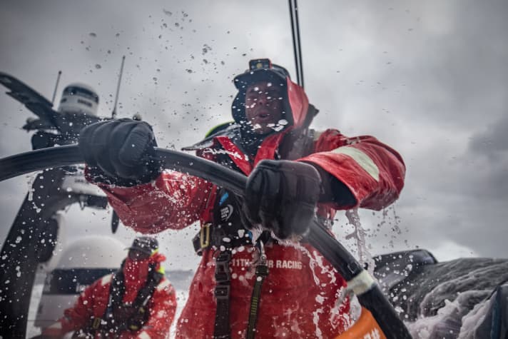   Nick Dana, al volante del team Vestas 11th Hour Racing, è stato appena investito da un'altra onda