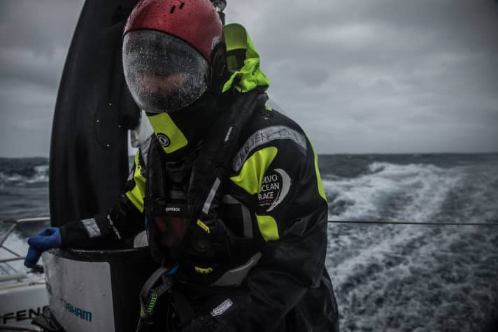   Dongfeng-Seglerin und Nacra17-Weltmeisterin Marie Riou ist nach einer langen Halsen-Nacht erschöpft