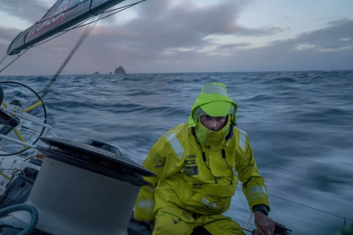   Meno di tre giorni fa, gli equipaggi hanno lasciato Auckland in maglietta. Ora si vede dai marinai, come qui a bordo di Brunel, che fa ogni giorno più freddo. Le latitudini dei "ruggenti anni Quaranta" sono state raggiunte da tempo. I "ruggenti anni Cinquanta" ci aspettano
