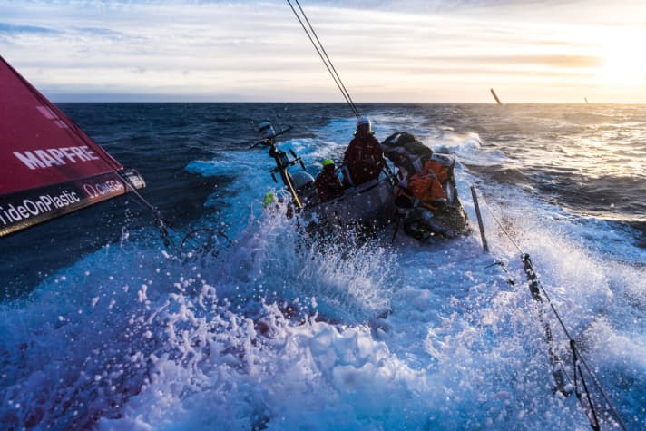   Ein Bild auf das "U-Boot" von Mapfre. Im Hintergrund ist die Konkurrenz zu sehen – so dicht liegen die Boote am fünften Tag von Etappe 7 im Southern Ocean zusammen