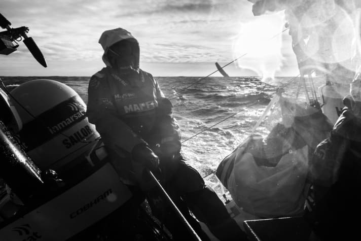   Das jüngste Symbolbild für die Kälte, mit der die Teams auf Höhe des 53. Breitengrades zu kämpfen haben. Hier der Bilick ins Heck von Mapfre – und auf die Verfolger im Heckwasser der Spanier