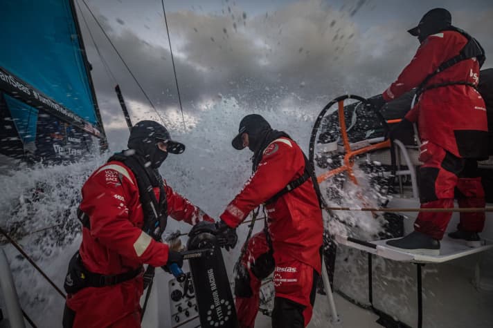   Cockpit-Szene von Bord Vestas 11th Hour Racing mit Co-Skipper Mark Towill am Grinder