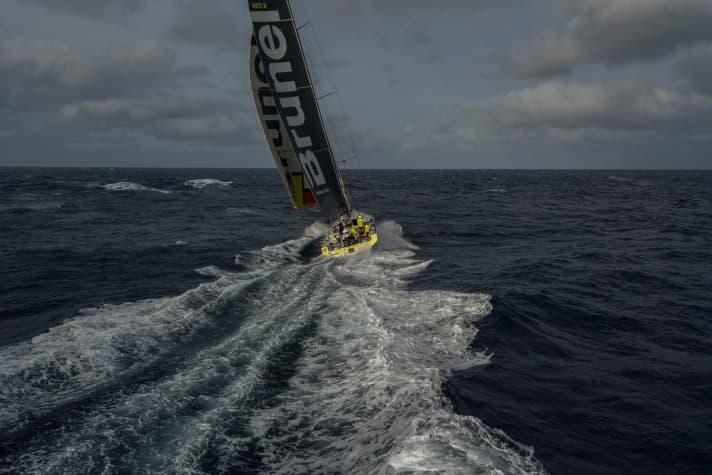   Di nuovo in pista e molto vicino ai primi classificati durante la notte: Il Team Brunel di Bouwe Bekking