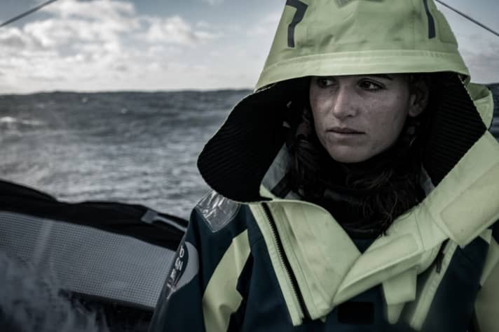   Il fait plus chaud chez elle, au Brésil : Martine Grael, navigatrice AkzoNobel et championne olympique de 49erFX, se protège du froid glacial de l'océan Austral avec toutes les couches de vêtements qu'elle porte.