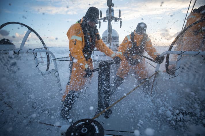   Solidement attachés à leur bateau : Henry Bomby et Francesca Clapcich dans l'équipe Turn the Tide on Plastic