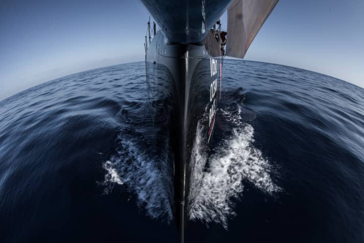   Spitzenreiter auch nach vier Tagen auf See: Charlie Enrights Team Vestas 11th Hour Racing – hier in einer spannenden Perspektive eingefangen