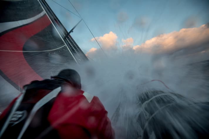   Das Team Sun Hung Kai / Scallywag während der siebten Etappe, auf der Crew-Mitglied John Fisher in der Nähe von Point Nemo über Bord ging und verschollen blieb