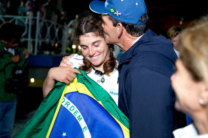   C'est avec un immense bonheur que Torben Grael, ancien vainqueur de la Volvo Ocean Race et double champion olympique, serre sa fille Martine Grael dans ses bras après la brutale septième étape. Elle réalise sa première Ocean Race avec l'équipe AkzoNobel