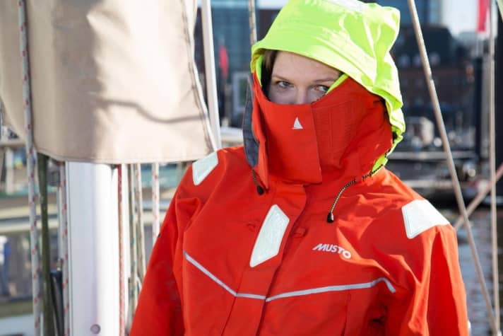   Der Hohe Kragen schützt vor kaltem Wind, Regen und Spray