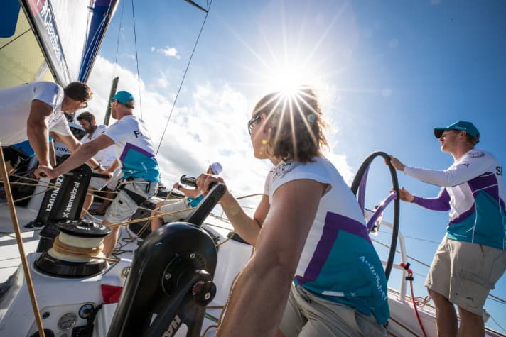   Team AkzoNobel im Trainingsrennen vor Itajaí. Im Vordergrund ist – von der brasilianischen Heimatsonne erleuchtet – 49erFX-Olympiasiegerin Martine Grael zu sehen