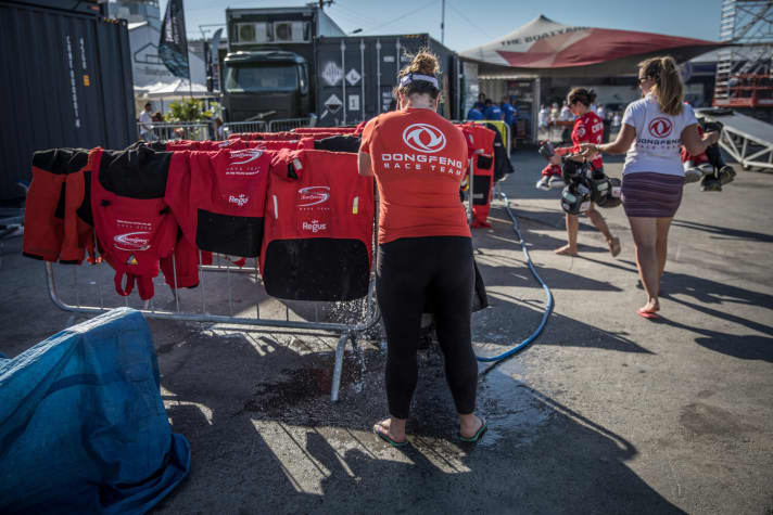   Où que l'on regarde jeudi à Itajaí, des membres d'autres équipes ont mis la main à la pâte pour que Sun Hung Kai / Scallywag soit prêt pour le départ de la course dans le port dimanche.