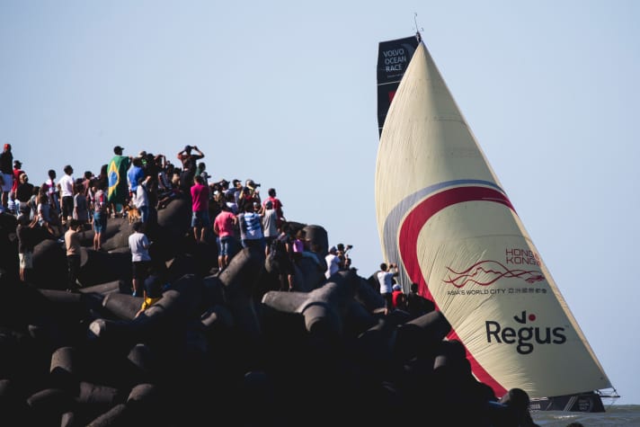   En trois jours et grâce à l'aide de toutes les équipes, l'équipe Sun Hung Kai / Scallywag de David Witt est prête.