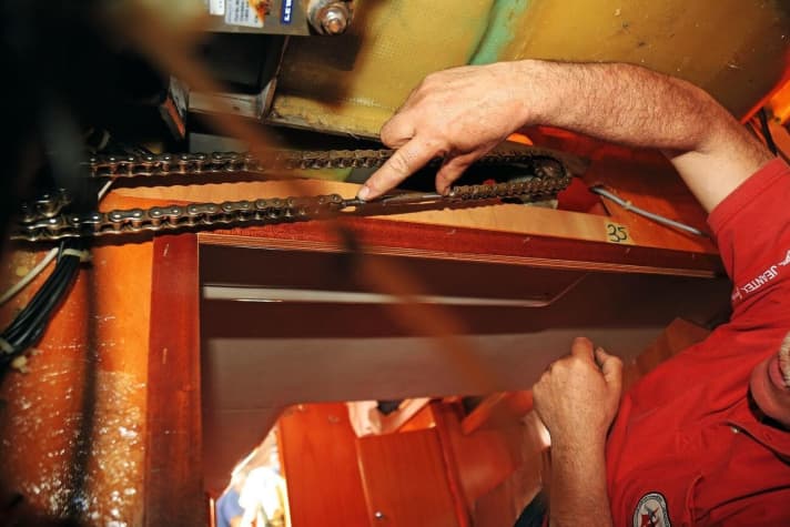 The tension on the control cables and chains can be adjusted with tensioners