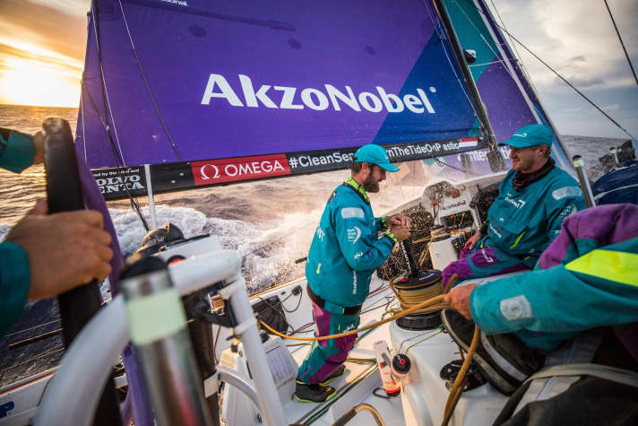   Instantané de l'équipe AkzoNobel avec le skipper Simeon Tienpont (à gauche)