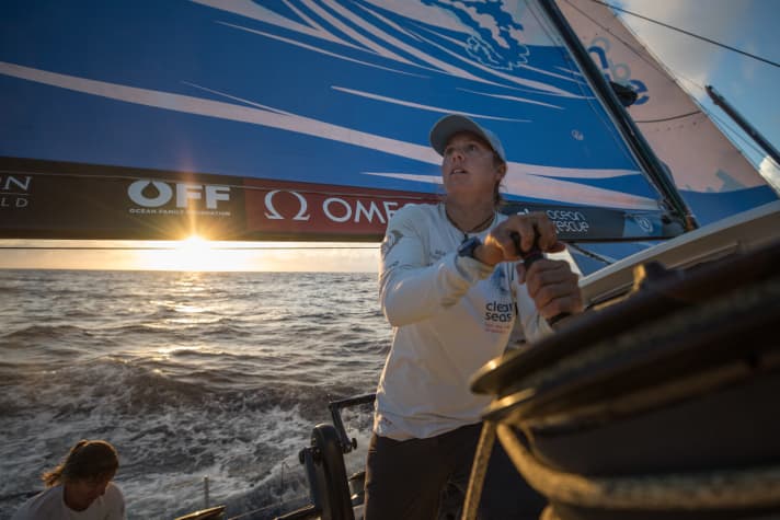   49erFX-Weltmeisterin Francesca Clapcich im Team Turn the Tide on Plastic
