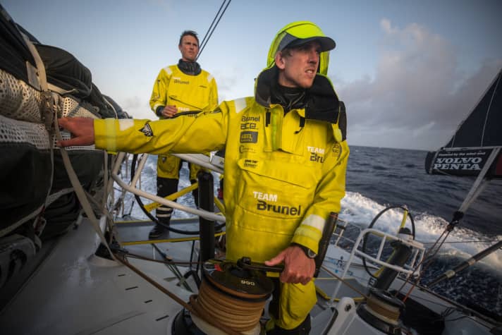   Im Endspurt zählt jede Sekunde: Kyle Langford (am Steuer) und Peter Burling bringen Team Brunel auf schnellstem Weg nach Newport
