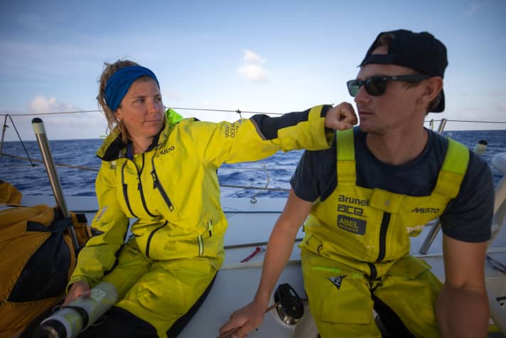   Un po' di divertimento tra Nina Curtis e Kyle Langford nel Team Brunel e una buona immagine simbolica: la battaglia per la vittoria di tappa e i posti sul podio ha assunto da tempo le qualità di un appassionante incontro di boxe