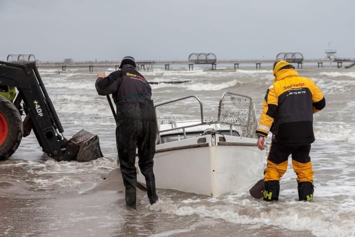   La nave spiaggiata di fronte al molo
