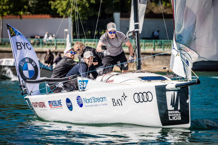   Trotz teilweise flauer Winde flott unterwegs auf dem Bodensee: das Team vom Bayerischen Yacht-Club