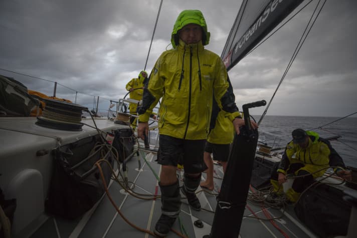   Il navigatore di Team Brunel Andrew Cape fa il punto della situazione in coperta