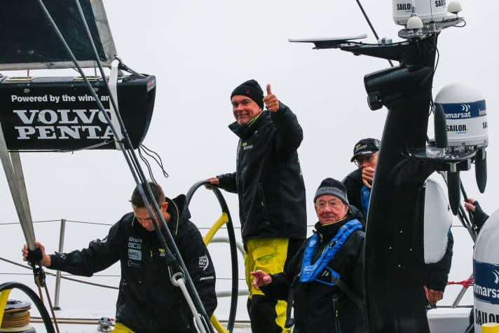   Faccia da mascalzone, pollice in su e semplicemente felice: Bouwe Bekking dopo il successo del suo team Brunel nella gara portuale di Newport