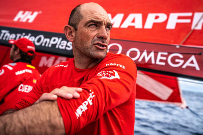   Le cose potrebbero andare meglio per i leader della regata: lo skipper Xabí Fernandez e il suo team Mapfre stanno lottando contro i venti leggeri del nord.