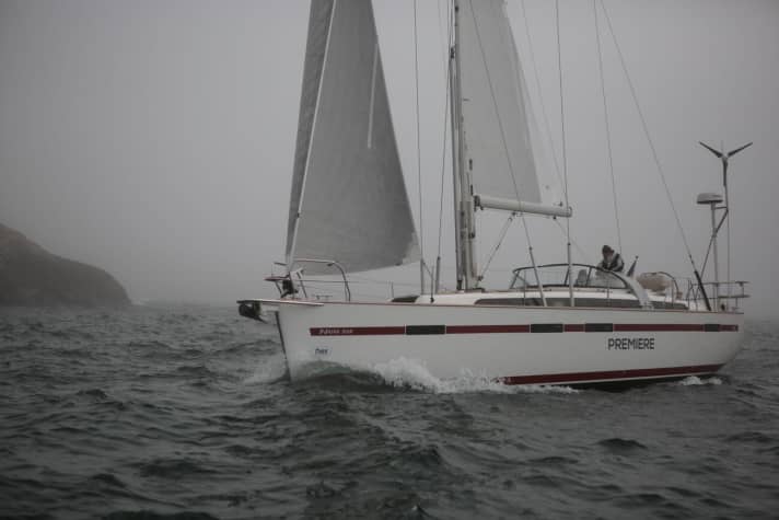   Stoisch im Seegang, aber träge im Anspringen: Das Testboot schleppt viel Extra-Ausrüstung mit sich herum 