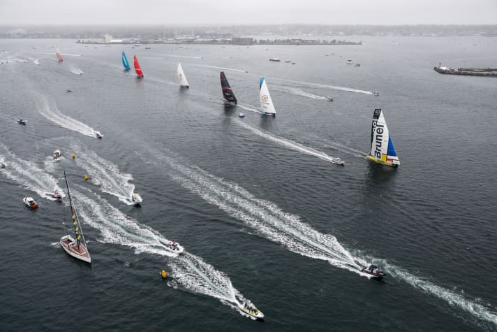   C'est ce que l'on pouvait penser peu de temps après le départ : Brunel était en tête dès le début, mais les deux bateaux rouges régulièrement forts de Mapfre et Dongfeng naviguaient encore loin de leurs résultats ultérieurs, aux 5e et 7e places.